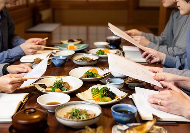 上市町の食材を使った和食を囲みながら店舗情報を確認する編集風景